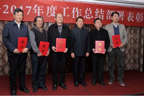 刘红军会长为常务副会长代表颁发证书