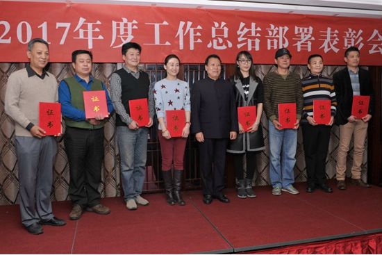 刘红军会长为常务副秘书长和副秘书长代表颁发证书