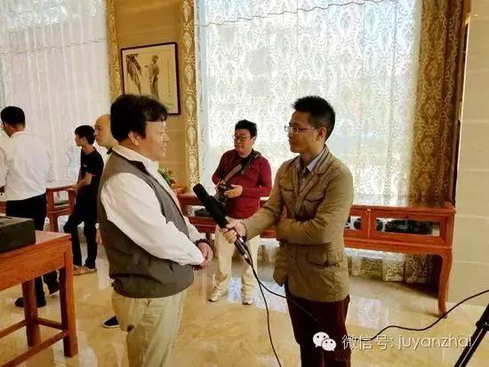 中国工艺美术大师、中国非物质文化遗产代表性传承人王祖伟接受当地电视台采访